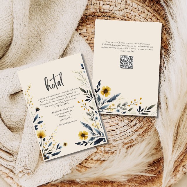 Cartão De Informações Flores Silvestres em Aquarela Elegante Casamento H (Elegant Wildflowers Wedding Hotel Enclosure Card with Blue Yellow Watercolor Flowers, QR Code.)