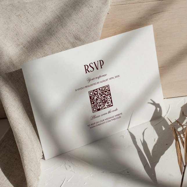 Cartão De Informações Modern Retro Burgundy Wedding QR Code RSVP (modern retro burgundy qr code wedding response card, deep maroon classy wedding rsvp card )