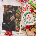 Cartão De Informações Modern Trendy Christmas | Foto do Casal Romântico<br><div class="desc">Compartilhe a magia da estação com entes queridos usando este cartão de Natal moderno e moderno com uma fotografia de casal romântica. Perfeito para cartões de natal,  esta design na moda combina alegria festiva com charme sentimental. ❤️</div>