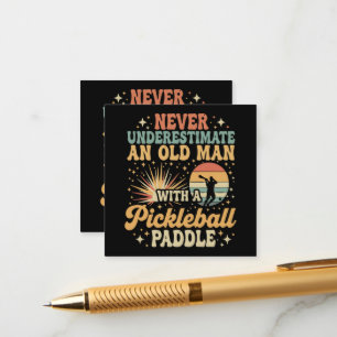 Cartão De Informações Nunca Subestime um Velho Homem Com um Pickleball
