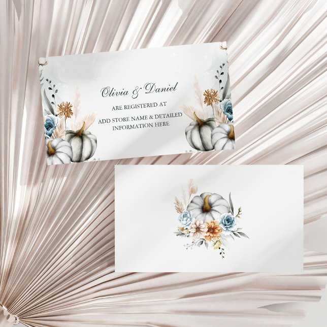 Cartão De Informações Pumpkin branco com flores silvestres (White Pumpkin with Wildflowers Wedding Registry Enclosure Card on a sunny white dry palm leaf.)
