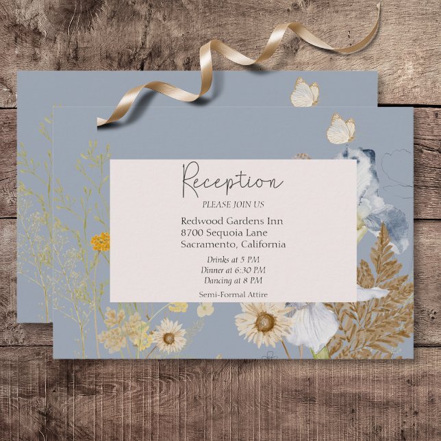 Cartão De Informações Rústico Flores Selvagens Monograma Dusty Recepção  (Rustic Wildflowers Monogram Dusty Blue Wedding Reception Card)