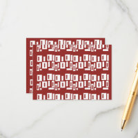 Um tapete vermelho com padrão texturizado é espalh