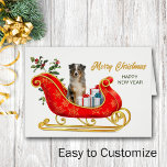Cartão de Leitura de Natal Merle - Pastor Australi<br><div class="desc">Neste cartão Holiday, um Cão-Pastor australiano azul Merle fica sentado num bonito trenó decorativo vermelho e dourado. Ao lado do cão, senta-se pacotes de presentes amarrados com arcos coloridos, e atrás do trenó está o Holly com frutas vermelhas. O texto dourado à direita diz "MERRY CHRISTMAS" e seu texto personalizado...</div>