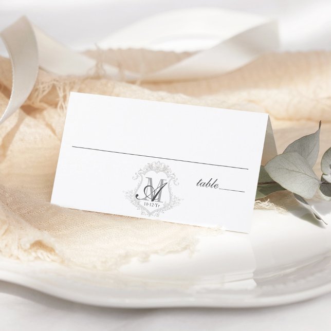 Cartão de Local Dobrado de Casamento de Casamento  (Simple elegant modern classic black and white script vintage monogram crest wedding table place card)