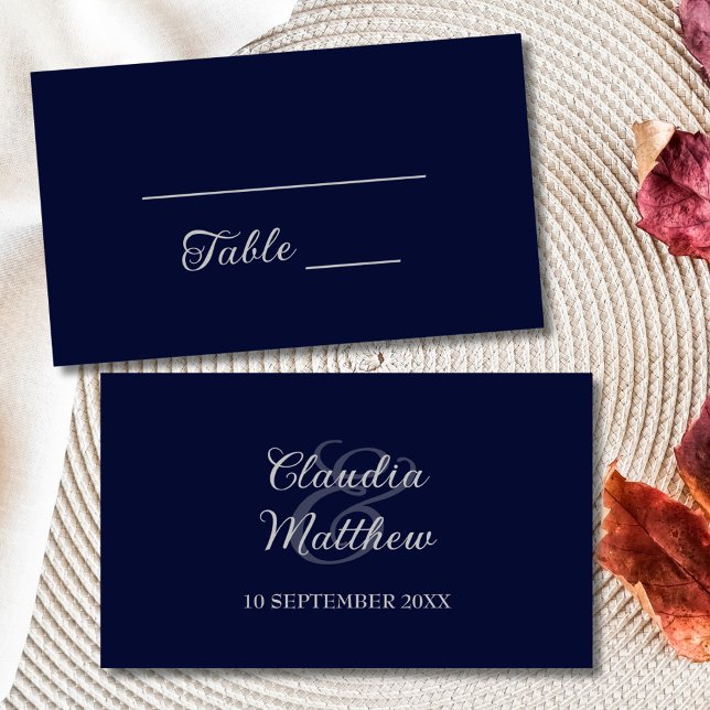 Cartão De Lugar Casamento Moderno em Azul Naval e Letra Prata (Modern Navy Blue and Silver Script Wedding Place Card)