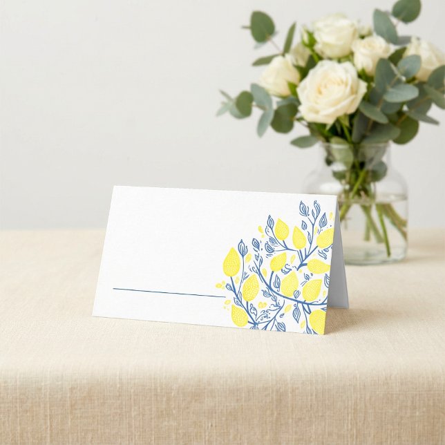 Cartão de lugar com nome de mesa azul-claro e amar (Bright blue and yellow table name place card.)