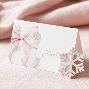 Cartão de lugar de mesa de inverno com laço rosa
