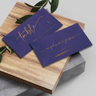 Cartão De Lugar Escrito Elegante Púrpura e Casamento Dourado