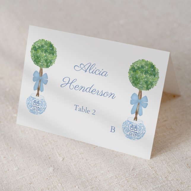 Cartão de lugar individual de caixa de madeira com (Elegant individual place card with watercolor boxwood topiary and pale blue bow with ginger jar )