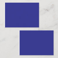uma parede azul com um relógio