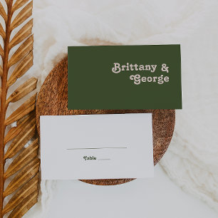 Cartão De Lugar Vibes de Retro Simples Casamento plano verde-oli