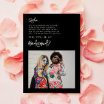 Cartão de mensagem de foto preto moderno da Brides<br><div class="desc">Você será minha proposta de cartão com fotos da Bridesmaid com uma mensagem pessoal? Uma tipografia ousada e moderna para sua papelaria de casamento,  simples mas elegante com um tema preto e branco. Totalmente personalizável: você pode alterar as cores da fonte e do plano de fundo,  se necessário.</div>