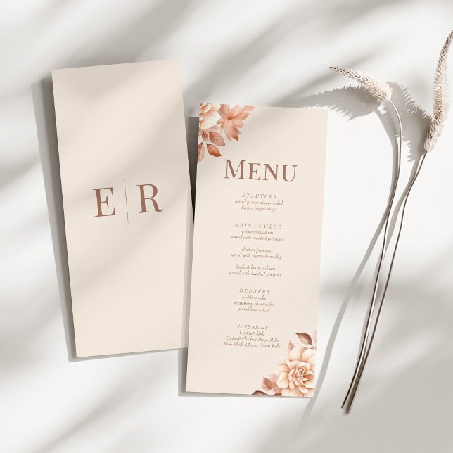 Cartão de Menu de Casamento Blush Beige Monogram (Modern Rose Gold Floral Monogram Wedding Menu Card on a sunny white table.)