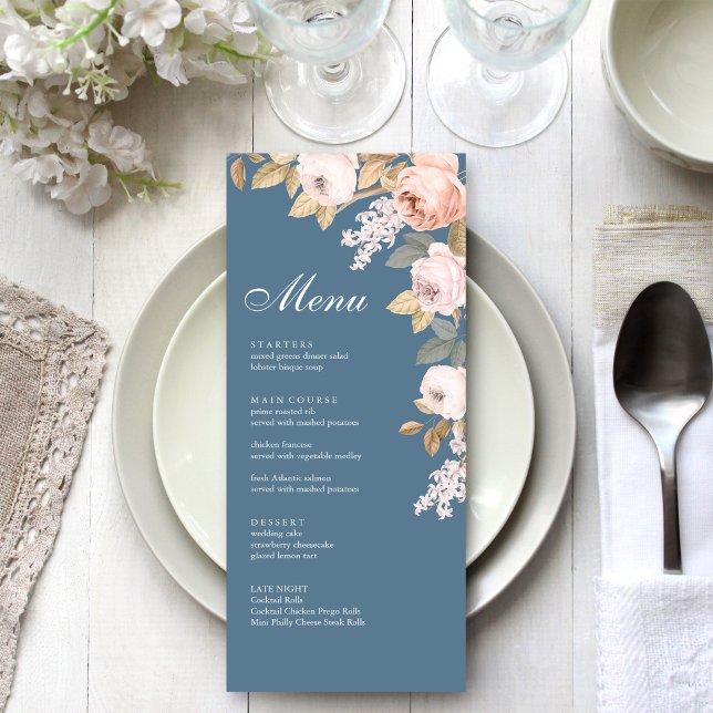 Cartão de Menu de Casamento Boho Azul e Peônias Ro (Boho Blue and Blush Peonies Wedding Menu Card on a boho white wedding dinner tabel.)