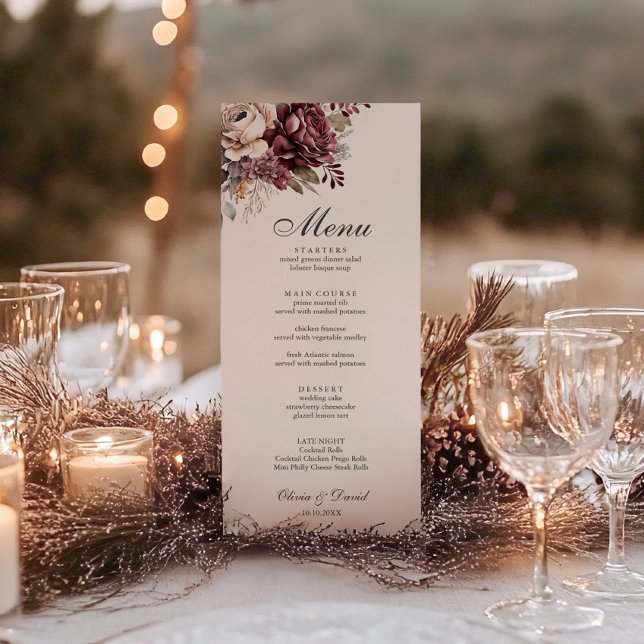 Cartão de Menu de Casamento Boho Floral Borgonha (Burgundy Floral Boho Wedding Menu Card on a beautiful wedding table with candles and decor.)