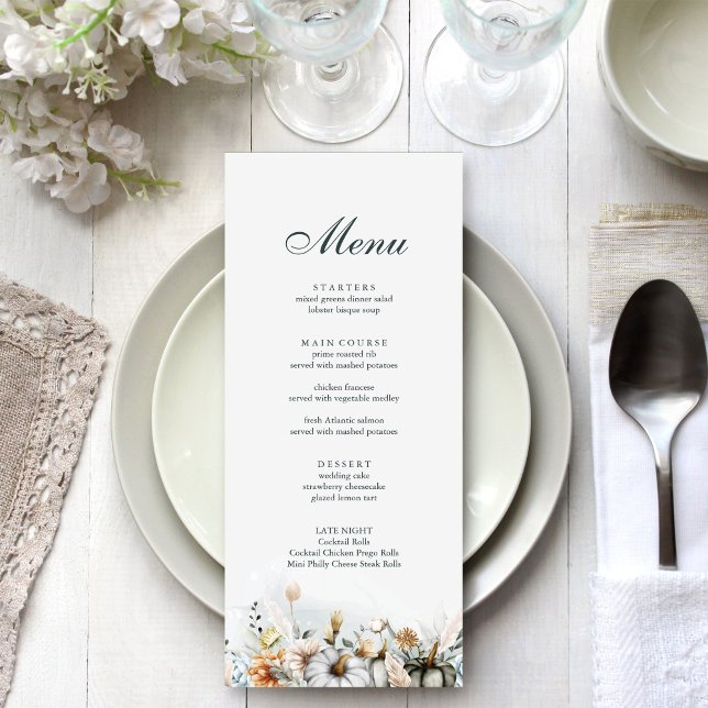 Cartão de Menu de Casamento com Abóbora Branca e F (White Pumpkin and Wildflowers Wedding Menu Card on a beautiful white and silver dinner table.)