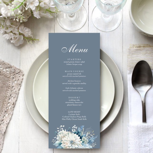 Cartão de Menu de Casamento com Flores em Azul Emp (Modern Dusty Blue Wildflowers Wedding Menu on a beautiful white and silver wedding table.)