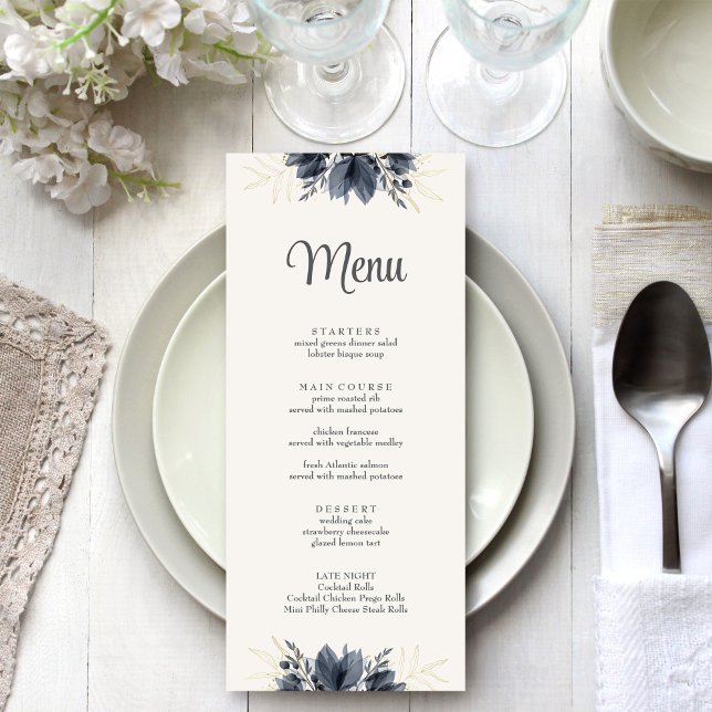 Cartão de Menu de Casamento das Flores Negras (Gentle Dark Flowers Wedding Menu Card on a white and silver wedding dinner table.)