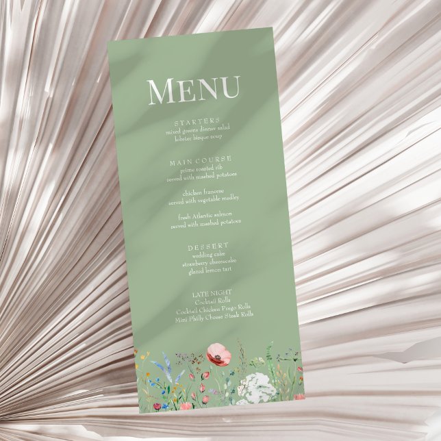 Cartão de Menu de Casamento de Flor Selvagem Verde (Sage Green Wildflower Wedding Menu Card on a sunny neutral dry palm leaf.)