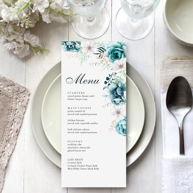 Cartão de Menu de Casamento de Flores Selvagens Br (Teal and Off-White Wildflowers Wedding Menu Card on a white and silver wedding dinner table.)