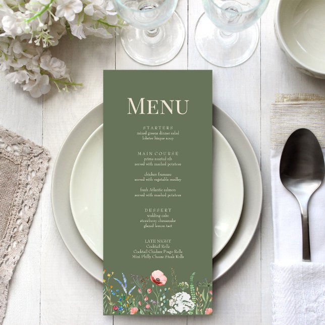 Cartão de Menu de Casamento de Prados de Flor Selv (Sage Green Wildflower Meadow Wedding Menu Card on a beautiful white and silver boho wedding table.)