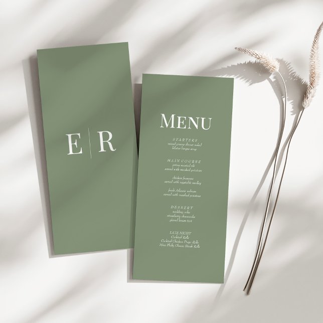 Cartão de Menu de Casamento do Monograma Verde Mol (Soft Olive Green Monogram Wedding Menu Card on a sunny white table.)