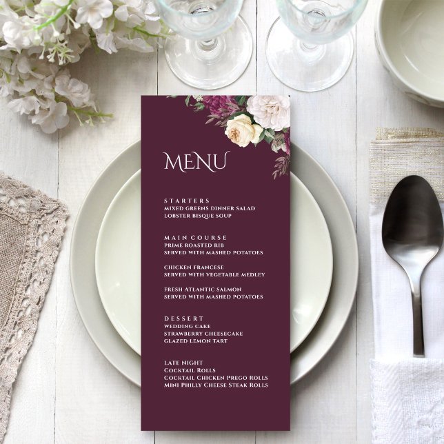Cartão de Menu de Casamento Moderno de Peões Burgu (Modern Burgundy Peonies Wedding Menu Card on a white wedding table.)
