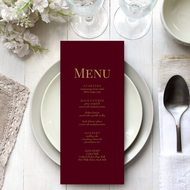 Cartão de Menu de Casamento Monograma da Borgonha  (Minimalist Burgundy Monogram Wedding Menu Card on a beautiful white wedding dinner table.)