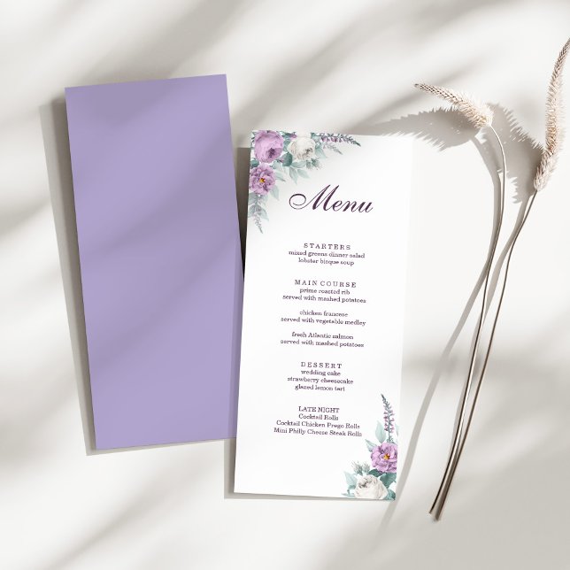 Cartão de Menu de Casamento Roxo Lavanda (Lavender Purple Wedding Menu Card on a sunny white dry palm leaf.)