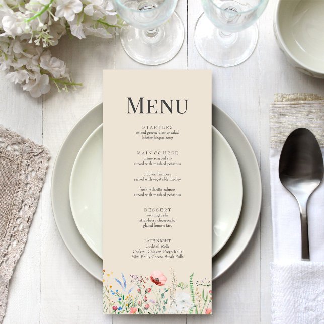 Cartão de Menu de Casamento Sombra de Flor Selvage (Taupe Wildflower Meadow Wedding Menu Card on a boho white wedding dinner table.)