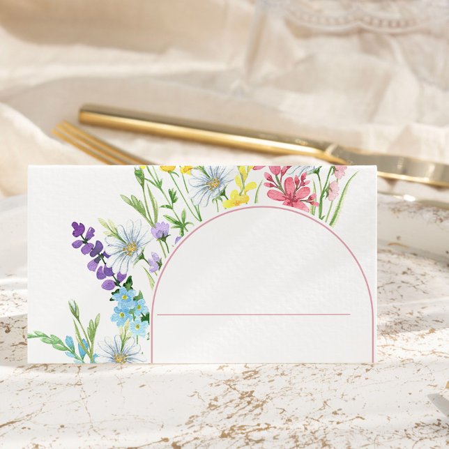 Cartão De Mesa Arca da Flor do Prado de Flor de Prados (Wildflower Meadow place cards with a modern floral arch frame and delicate wild flower pattern)