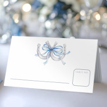 Arranjo de ferraduras com fita azul para casamento