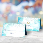 Cartão De Mesa B’nai Mitzvah Turquoise Watercolor Nomes Personali<br><div class="desc">Nenhum partido B’nai Mitzvah está completo sem cartões de lugar personalizados. Que o seu favorito B’nai Mitzvahs se orgulhe, se alegre e comemore o seu marco no seu partido perfeitamente coordenado. Os pontinhos de confete azul, modernos e impressionantes sobrepõem-se a um fundo azul de cor azul-turquesa. Folha azul de turquesa...</div>