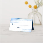 Cartão De Mesa Bar Mitzvah Marinho Tipografia Azul Folha Negra Mo<br><div class="desc">Nenhuma festa do Bar Mitzvah está completa sem cartões de lugar personalizados. Que seu filho se orgulhe, se alegre e comemore seu marco no seu partido perfeitamente coordenado. Traços de pincel de folha azul-claro metálicos falsos com tipografia azul-marinho e linhas sobre um fundo branco simples. No verso, a ousada tipografia...</div>