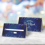Cartão De Mesa Bat Mitzvah Marinha Aquarela Glitter Prata Script<br><div class="desc">Nenhuma festa de Bat Mitzvah está completa sem cartões de lugar personalizados. Deixe sua Bat Mitzvah favorita orgulhosa, alegre e celebrando seu marco em sua festa perfeitamente coordenada. Tipografia negrito e sem serifa e minúsculos pontos cintilantes de brilho prateado falso sobrepõem um rico, dramático e azul-navy fundo de aquarela. No...</div>