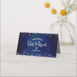 Cartão De Mesa Bat Mitzvah Marinho Watercolor Silver Glitter Scri<br><div class="desc">Nenhuma festa do Bat Mitzvah está completa sem cartões de lugar personalizados. Deixe o seu Bat Mitzvah favorito se orgulhar, se regozijar e celebrar seu marco em seu partido perfeitamente coordenado. A tipografia sans serif e os minúsculos pontos cintilantes prateados, negros, sobrepõem-se a uma cor azul-d-água rica, dramática e marinho....</div>