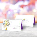 Cartão De Mesa Bat Mitzvah Modern Purple Gold Tree da Vida<br><div class="desc">Nenhuma festa do Bat Mitzvah está completa sem cartões de lugar personalizados. Deixe o seu Bat Mitzvah favorito se orgulhar, se regozijar e celebrar seu marco em seu partido perfeitamente coordenado. . Esta sofisticada, chica, atordoante, folha de ouro falso gráfico com brilho roxo, turquesa, azul e lacrimogêneo Estrela de David...</div>