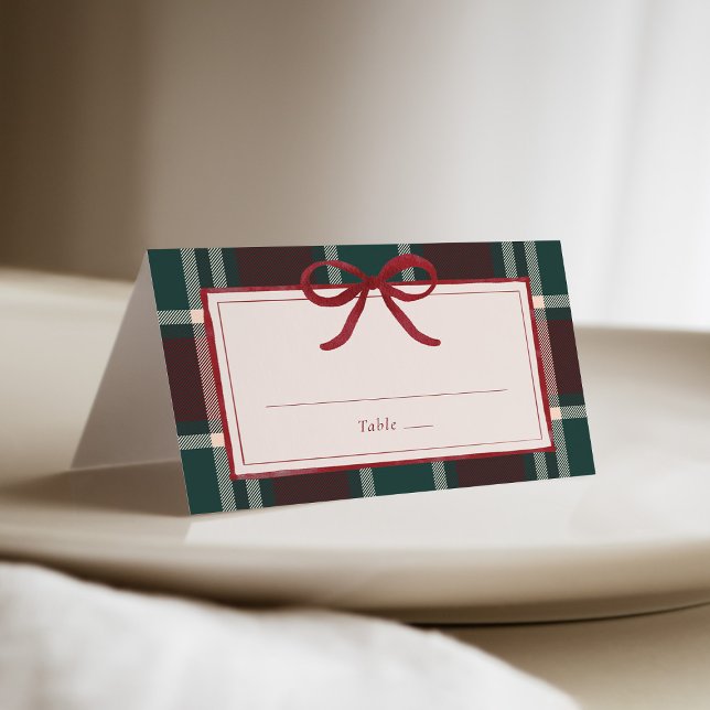 Cartão De Mesa Burgundy Green Plaid Christmas Bow Wedding (Burgundy green plaid Christmas wedding place card with red bow, festive winter table setting.)
