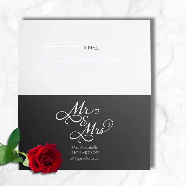 Cartão De Mesa Casamento de Script Branco e Preto Clássico Elegan (elegant black and white mr and mrs wedding reception place cards, chic script calligraphy typography)