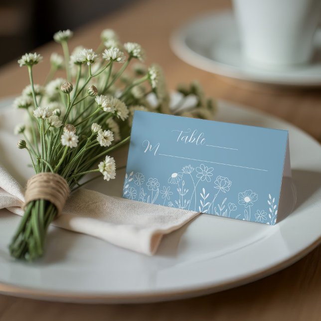 Cartão De Mesa Casamento Elegante Azul Dobrado de Flor Selvagem (Wedding Dusty Blue and White Wildflowers on folder seating place card.)