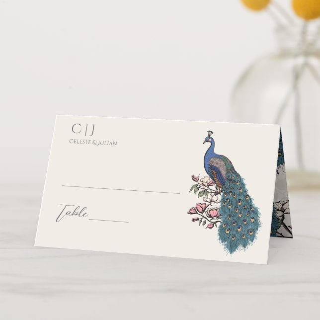 Cartão De Mesa Casamento Pavão Floral Marfim Rústico (Rustic Hand-Drawn Blue & Teal Peacock with Blush Magnolia Flowers. Elegant Peacock Pattern Inside. )