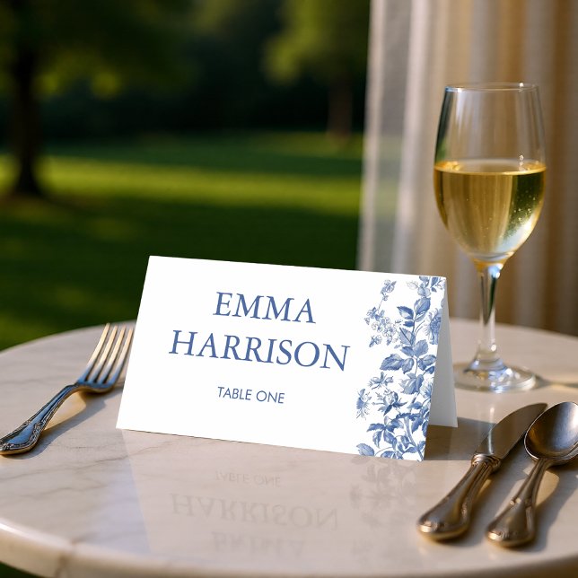 Cartão De Mesa Classic French Blue Toile Wedding Folded (Classic French Blue Toile Wedding Folded Place Card)