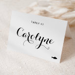 Cartão de Mesa de Casamento com Escolha de Refeiçã<br><div class="desc">Eleve a sua recepção de casamento com nossos belos cartões de lugar de casamento personalizáveis, projetados para adicionar um toque pessoal ao seu dia especial. Eles apresentam caligrafia preta moderna e um acento de coração. Adicione os nomes dos seus convidados, a opção de refeição, a data do casamento ou uma...</div>