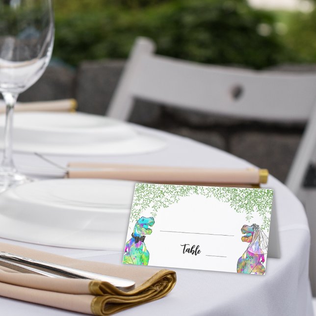 Cartão De Mesa Dinossaur Themed Wedage (Colorful dinosaur wedding table place card with T-Rex Bride and Groom with jungle greenery)