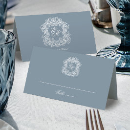 Cartão De Mesa Dusty Blue Elegant Vintage Crest Monogram Wedding