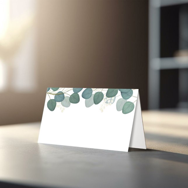 Cartão De Mesa Folhas de Eucalipto Verde Simples Elegante (Elegant eucalyptus greenery wedding place card styled on reception table with candle and glassware.)