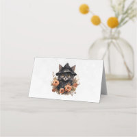Gato preto bonito no chapéu de uma bruxa