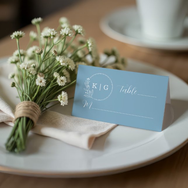 Cartão De Mesa Monograma de Casamento Elegante Azul Dobrado (Dusty Blue Monogram wedding seating place cards)