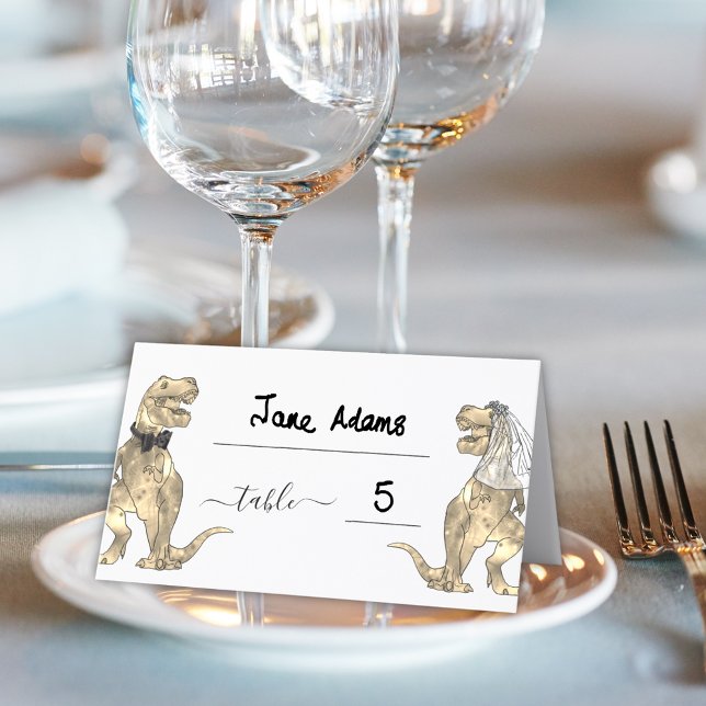 Cartão De Mesa Número da Tabela de Casamento do Tema do Dinossaur (Dinosaur theme wedding table number place card elegant modern script funny T-Rex bride and groom)